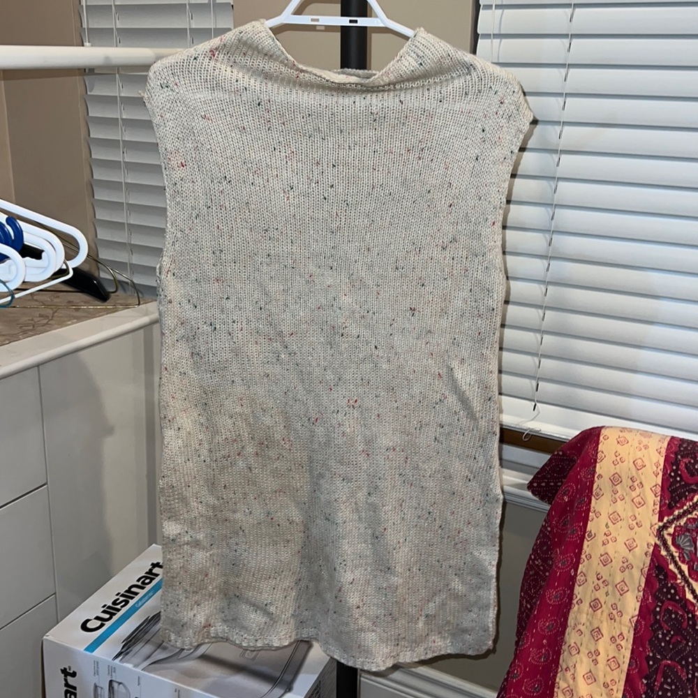 Cream-coloured knit sleeveless sweater
